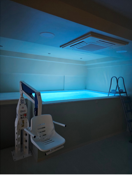 Heated indoor hydrotherapy pool with accessibility lift for physiotherapy sessions